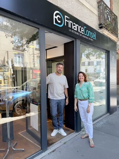 Laure Boucher et Mickaël Tridon, courtier en financement immobilier, en consultation pour un projet immobilier à Nantes